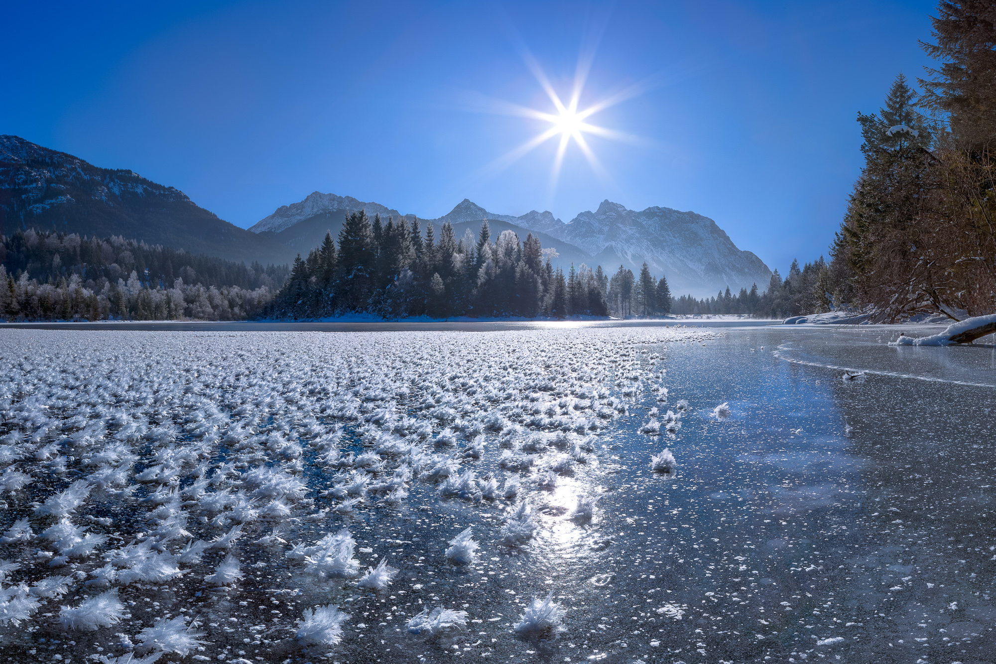 Eiskristalle im Winter in den Bergen. Zugefrorener See.