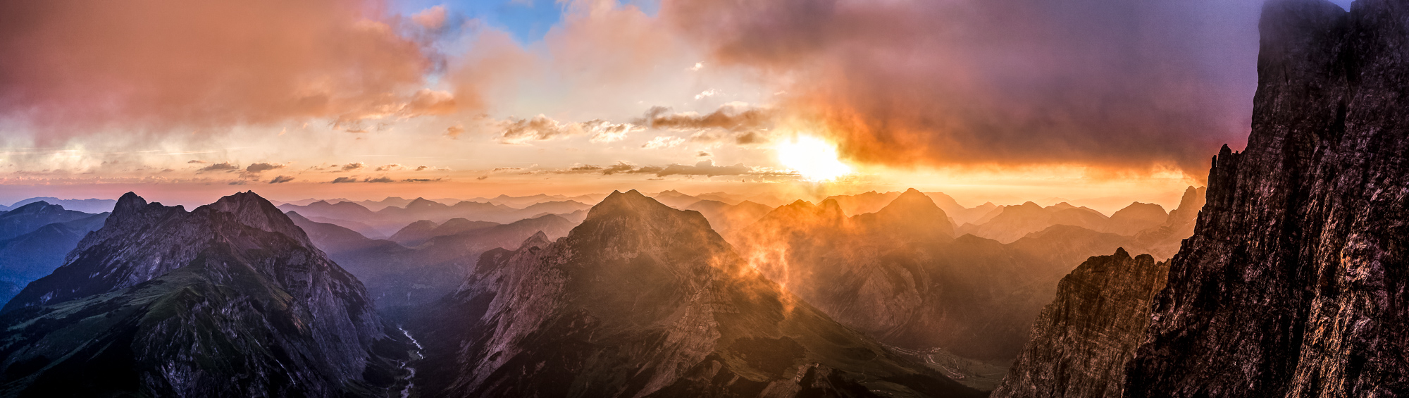 Laliderer Wand bei Sonnenaufgang. Panorama im Karwendel. Wolkenstimmung!