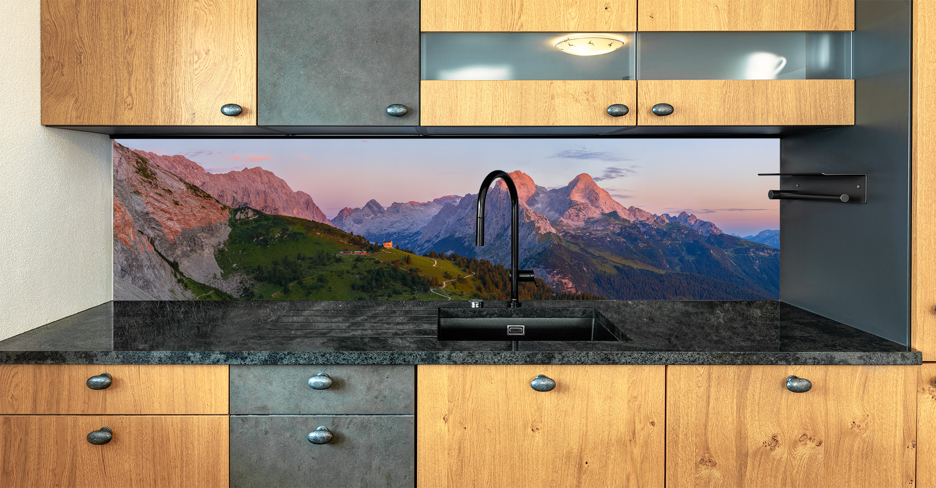 Motiv für eine Küchenrückwand - Königshaus am Schachen wird von der aufgehenden Sonne golden erleuchtet