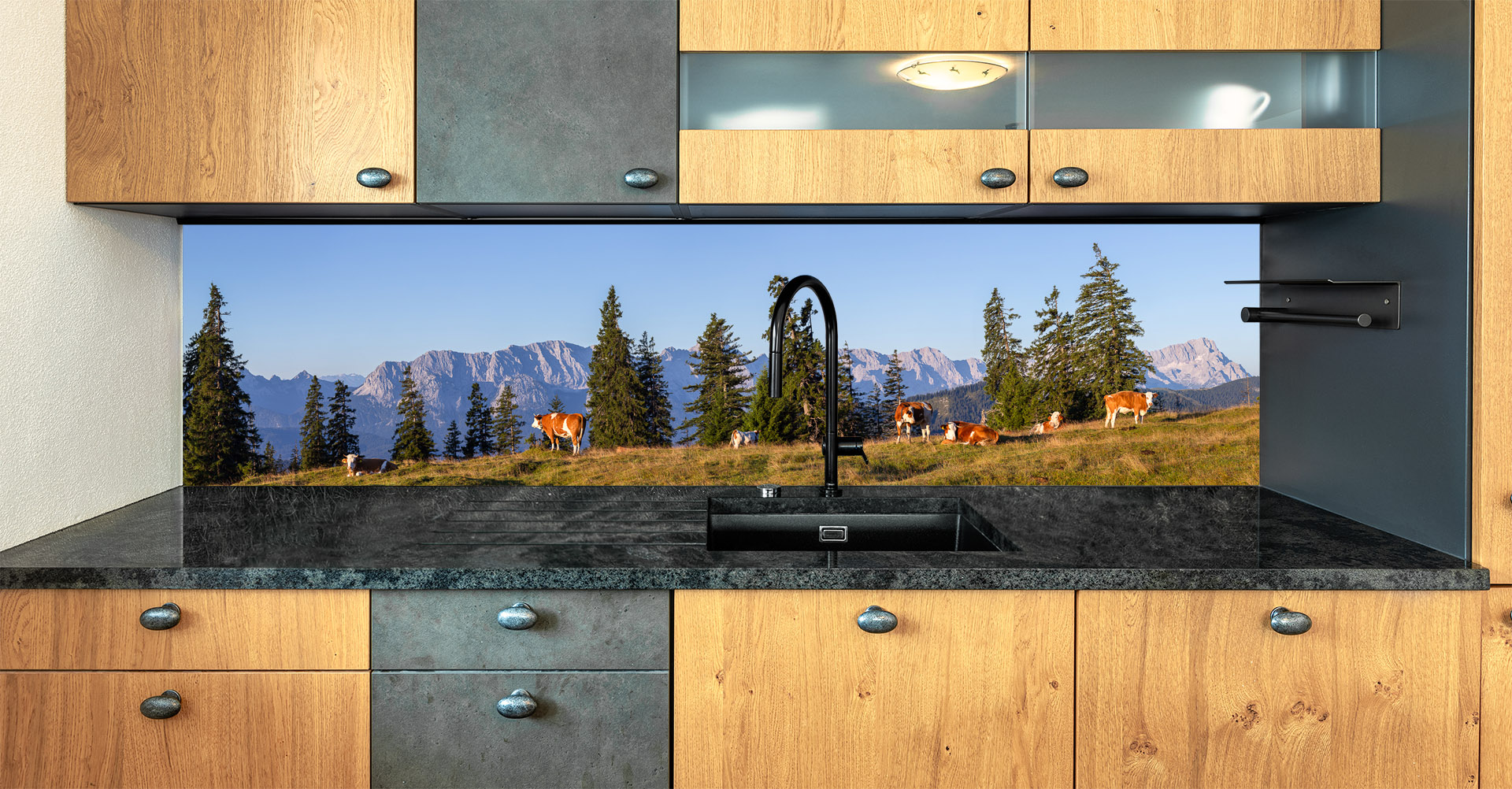 Motiv für eine Küchenrückwand - Pamorama Almwiese mit Kälbern Zugspitze