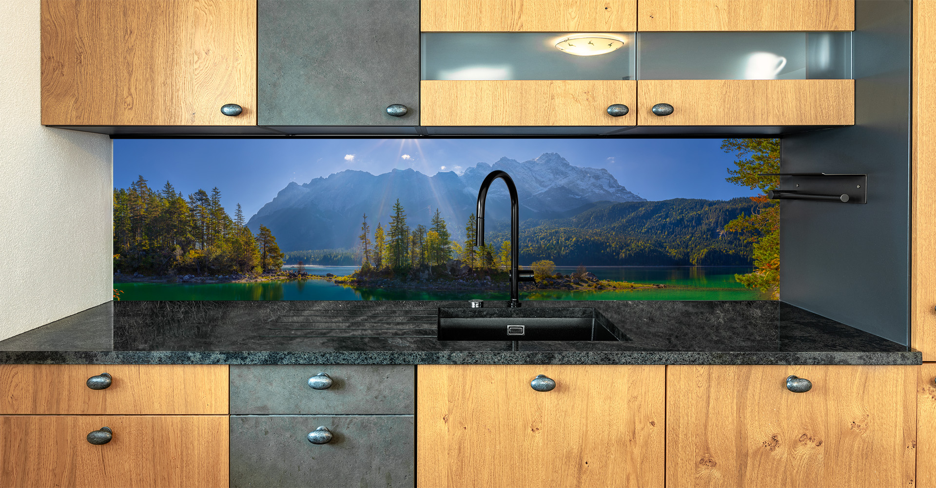 Motiv für eine Küchenrückwand - Eibsee Braxeninsel Zugspitze. Blick aus der Braxenbucht auf die Braxeninsel am Eibsee. Im Hintergrund sieht man den Morgendunst.