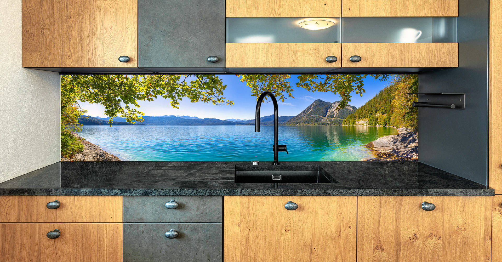 Motiv für eine Küchenrückwand - Walchensee Frühherbst Panorama. Idylle am Walchensee mit dem türkisfarbenen Wasser am Felsenufer.