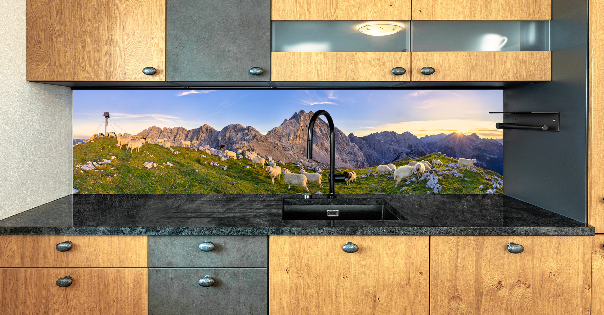 Motiv für eine Küchenrückwand - Blick vom Frauenalplspitz auf das Wettersteingebirge mit Schafen