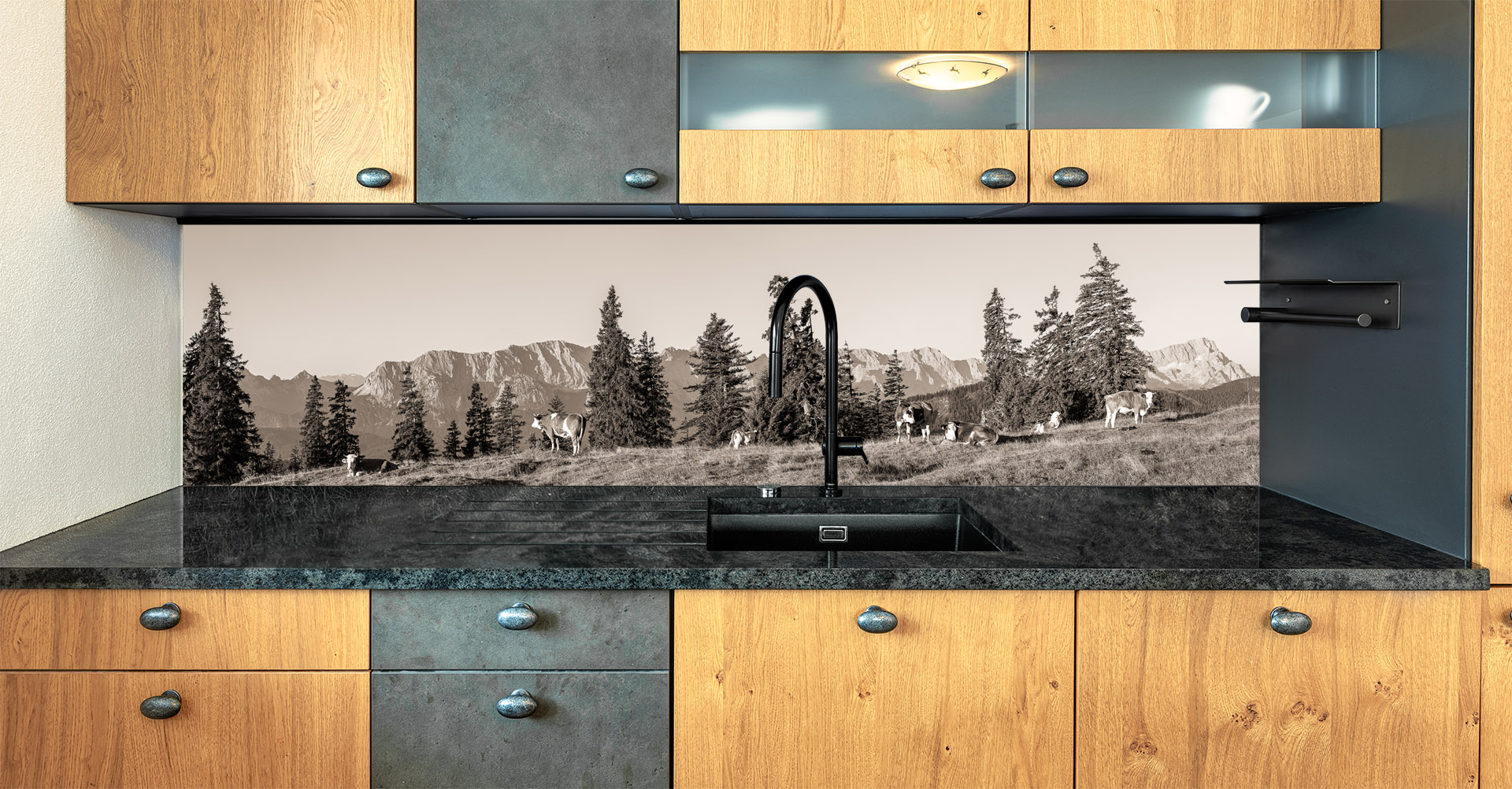 Motiv für eine Küchenrückwand - Pamorama Almwiese mit Kälbern sepia
