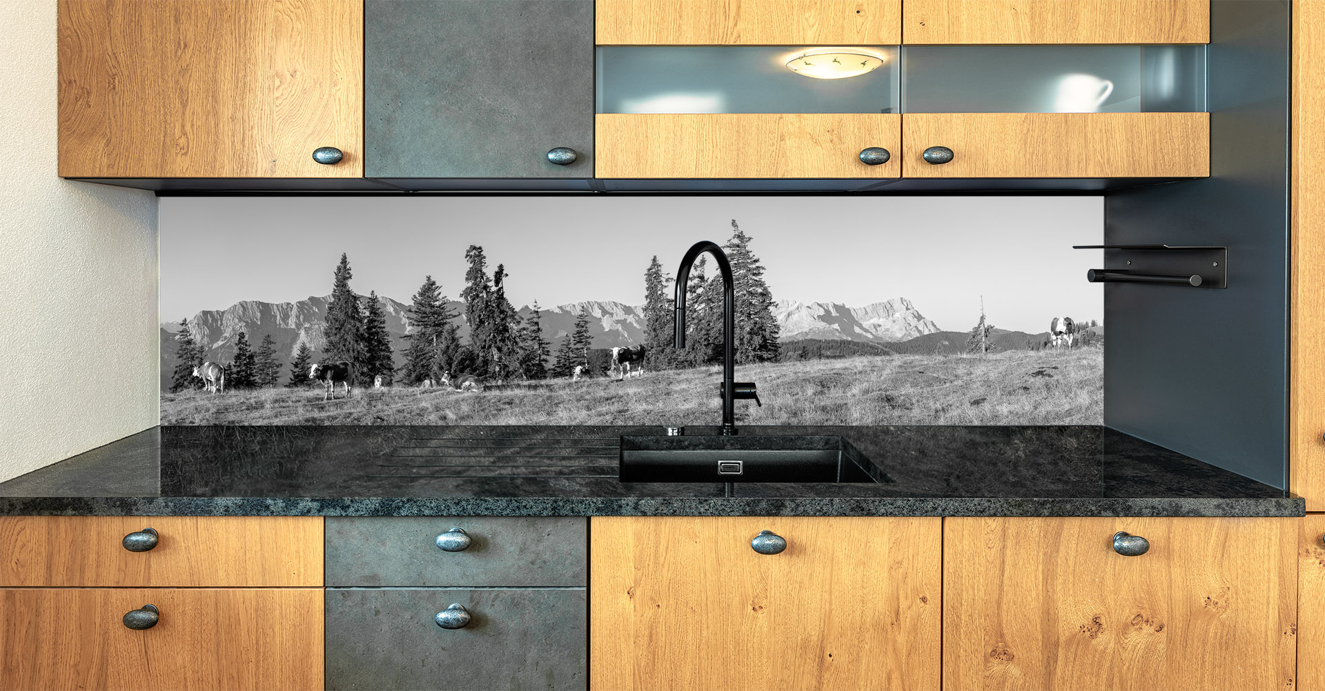 Motiv für eine Küchenrückwand - Panoramawiese auf der Alm sw