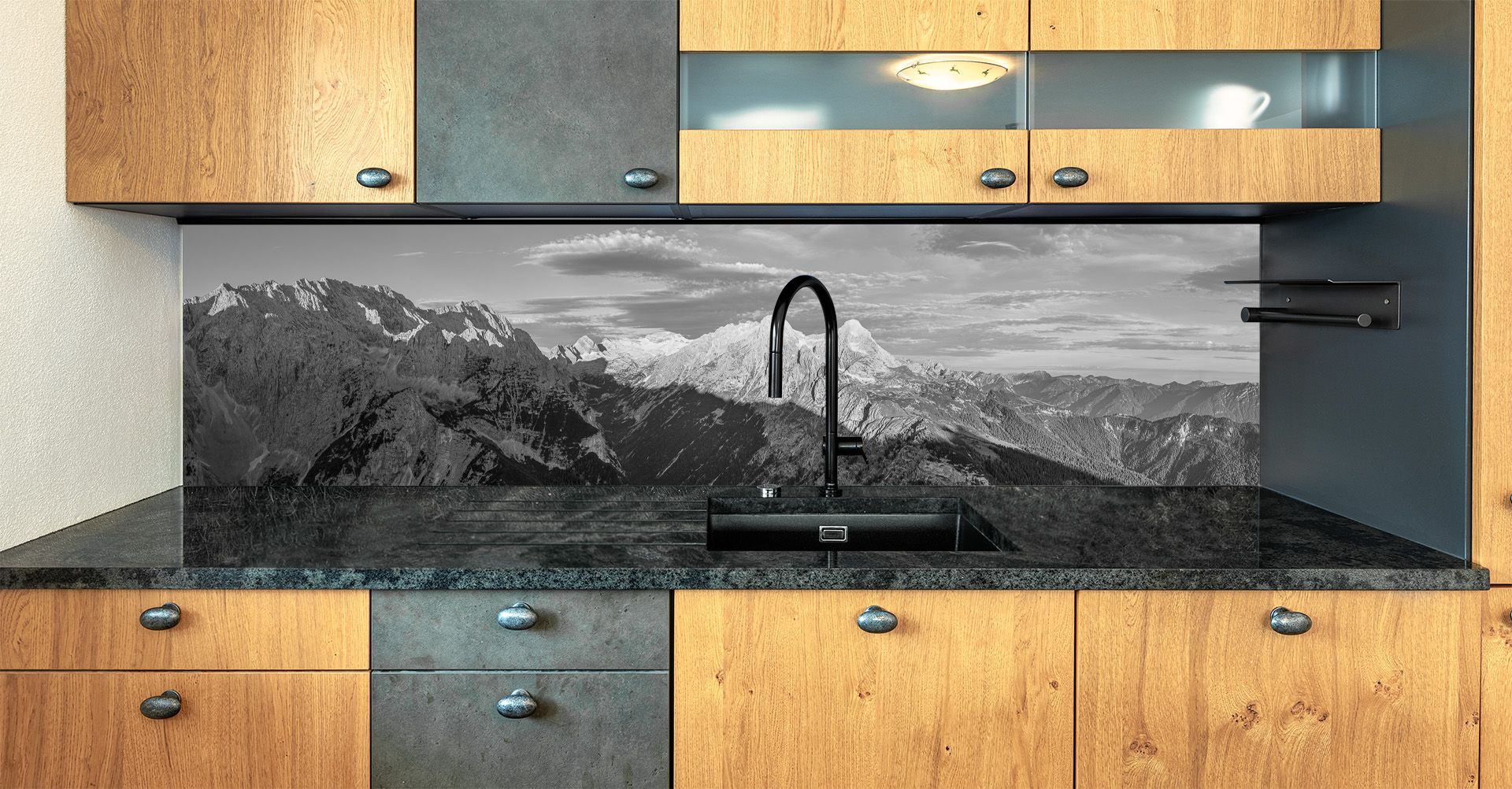 Motiv für eine Küchenrückwand - Frauenalpl am Morgen - Rundblick sw