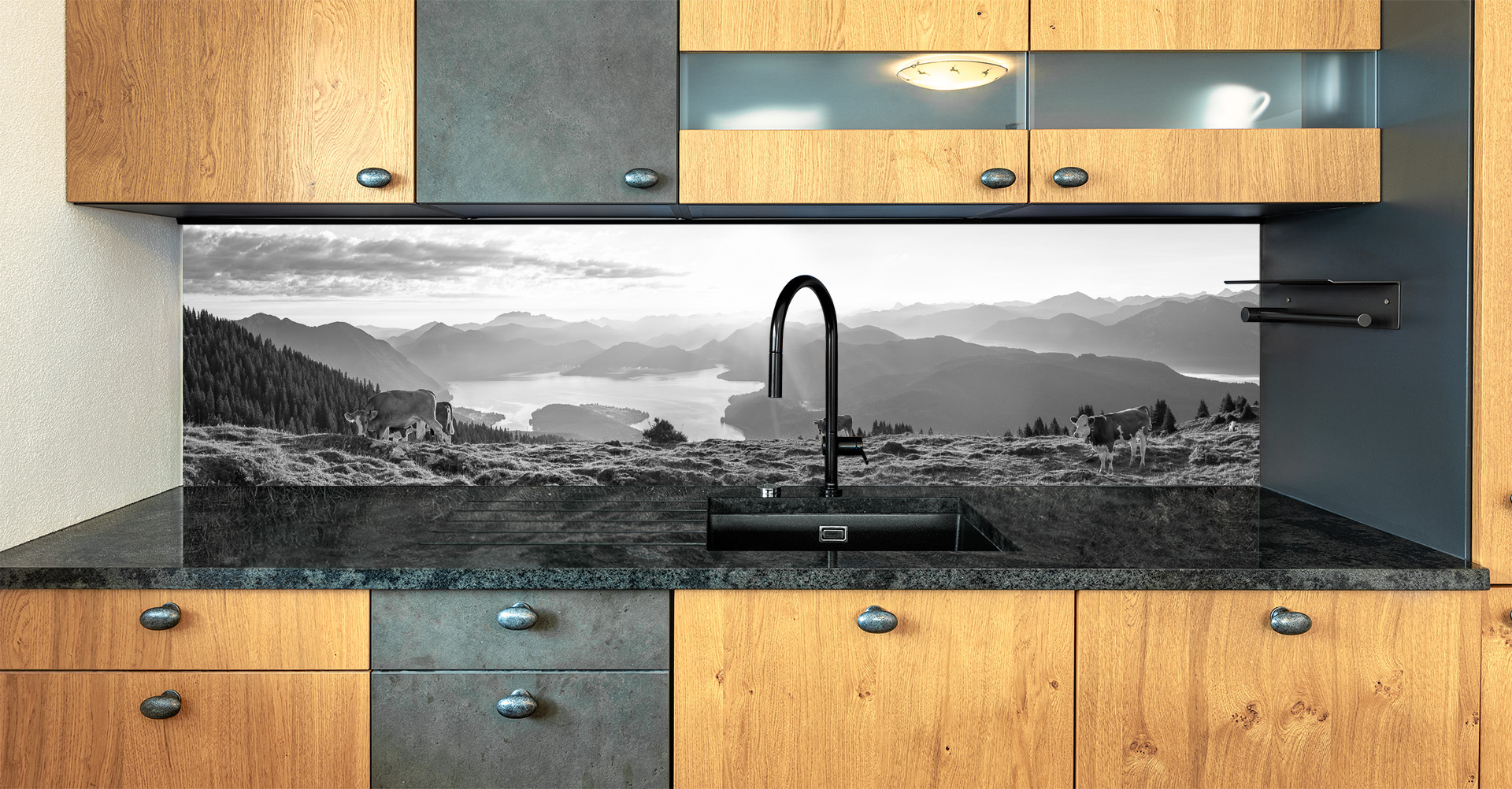 Motiv für eine Küchenrückwand - Walchenseeblick - Kälber mit Bergsilhouetten sw