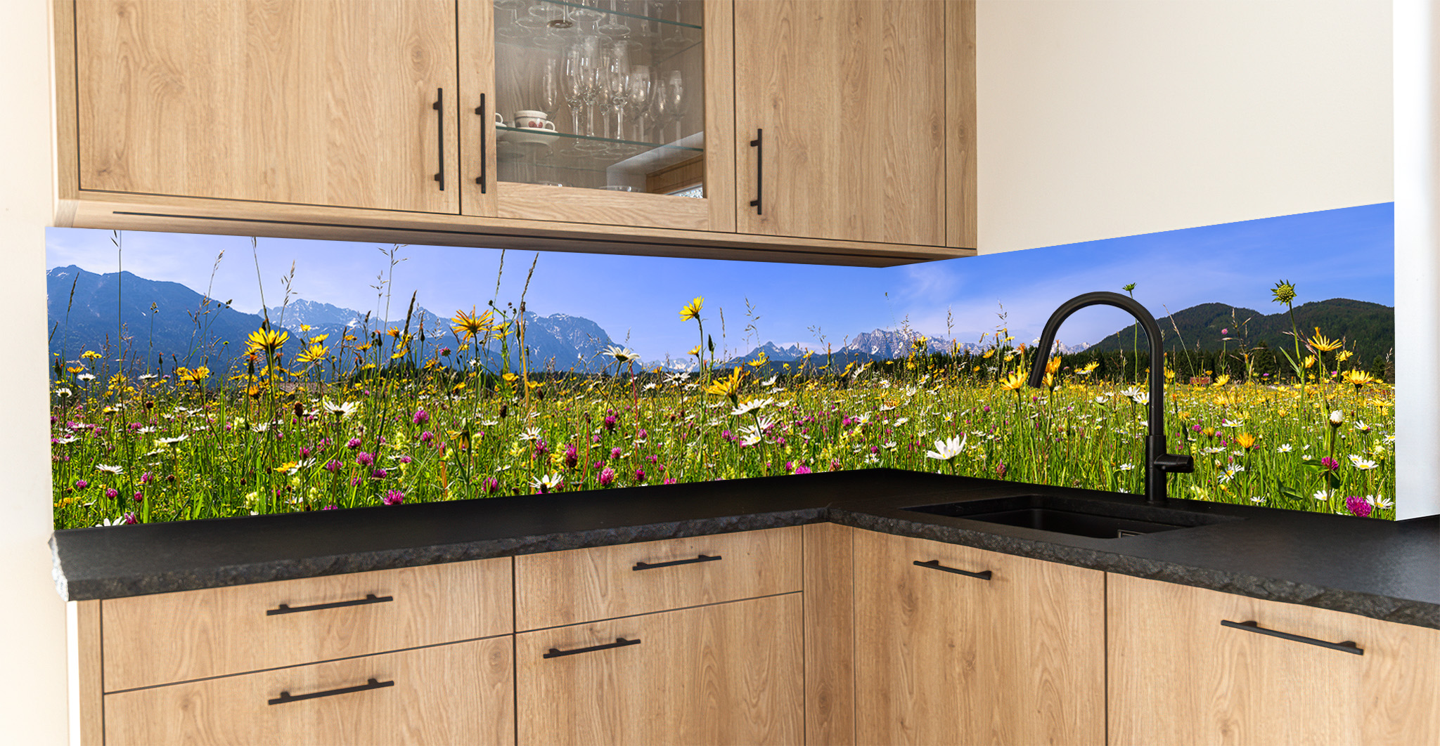 Motiv für eine Küchenrückwand - Blumenwiese - Berge
