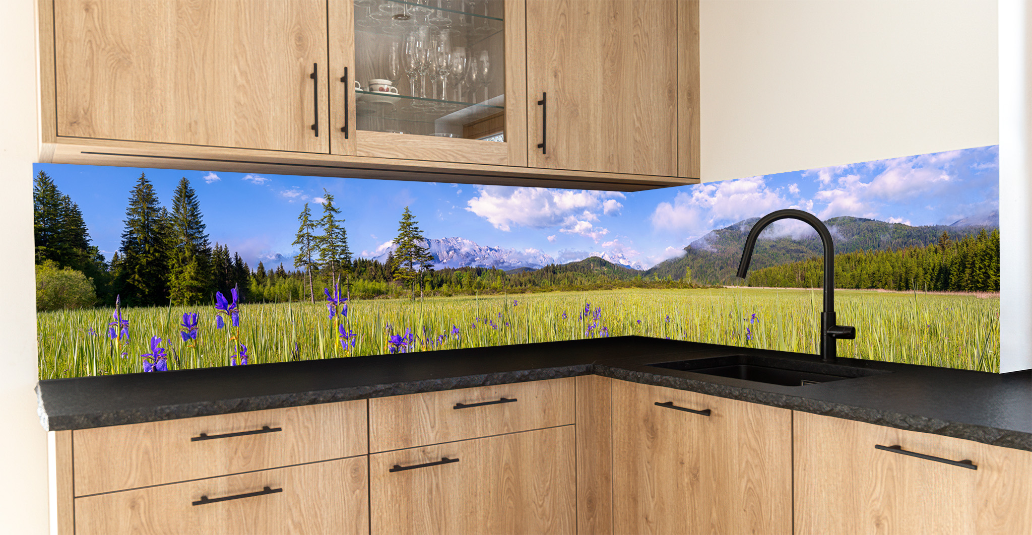 Motiv für eine Küchenrückwand - Blumenwiese in den Bergen - Schwertlilien-Iris-sibirica