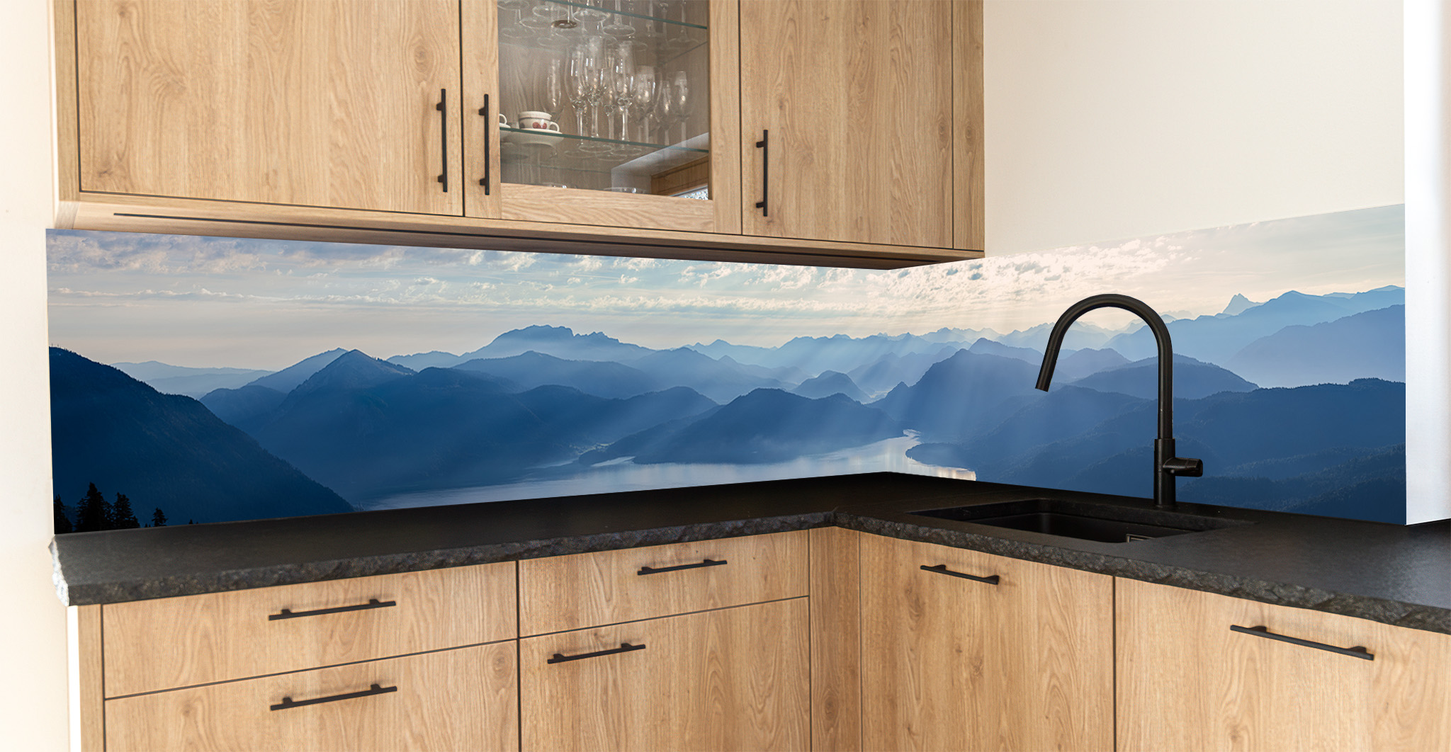 Motiv für eine Küchenrückwand - Blaue Silhouetten Walchensee Jachenau