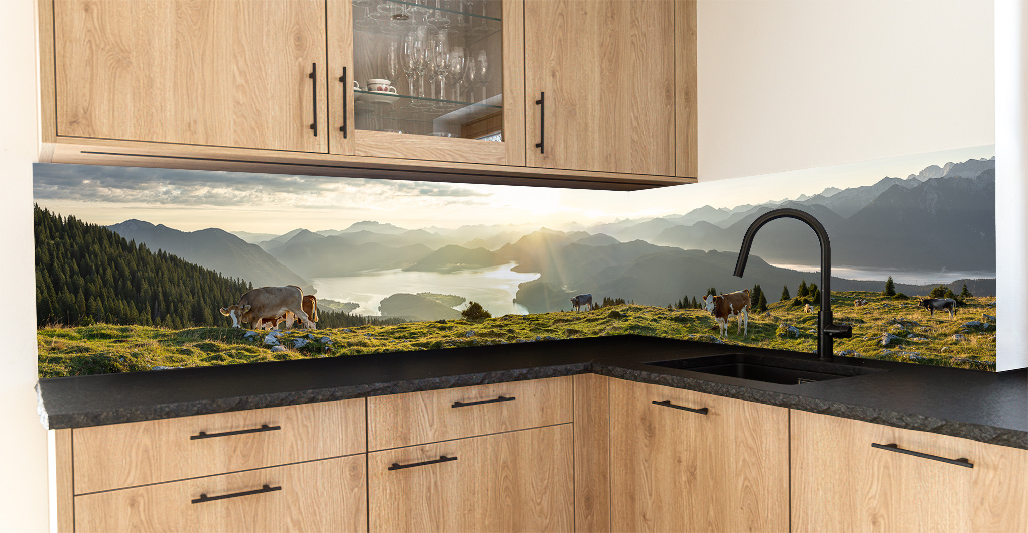 Motiv für eine Küchenrückwand - Walchenseeblick - Kälber mit Bergsilhouetten