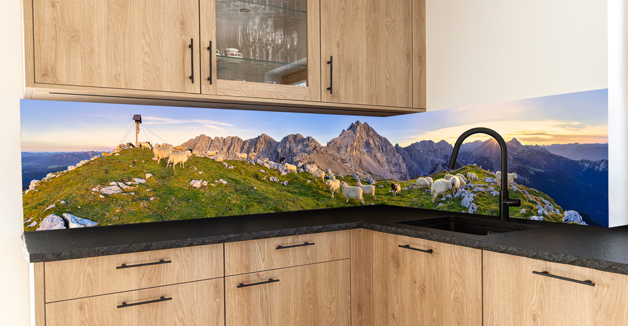 Motiv für eine Küchenrückwand - Frauenalplspitz - Panorama mit Schafen