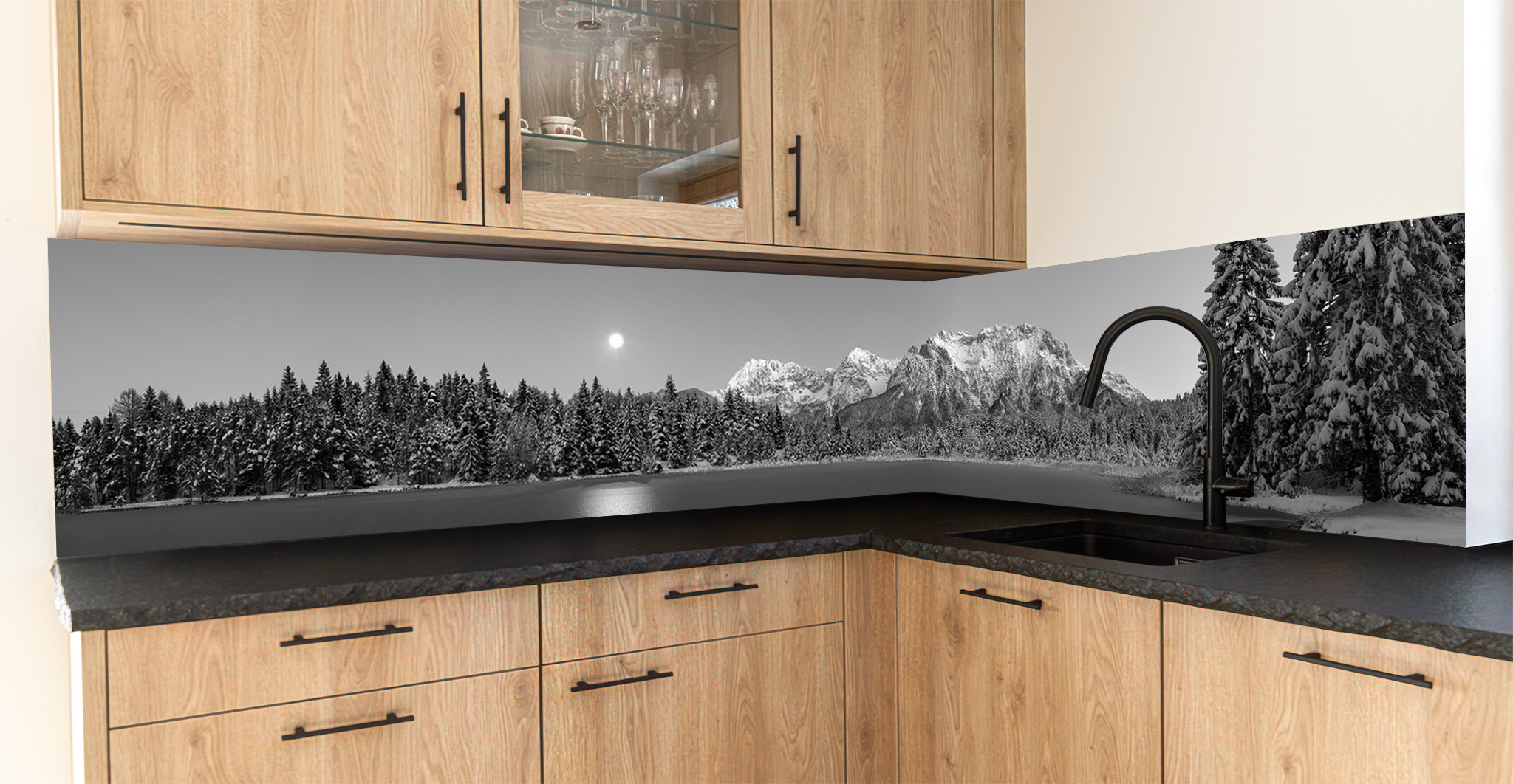 Motiv für eine Küchenrückwand - Mondaufgang - Winterabend am Luttensee - schwarz weiß