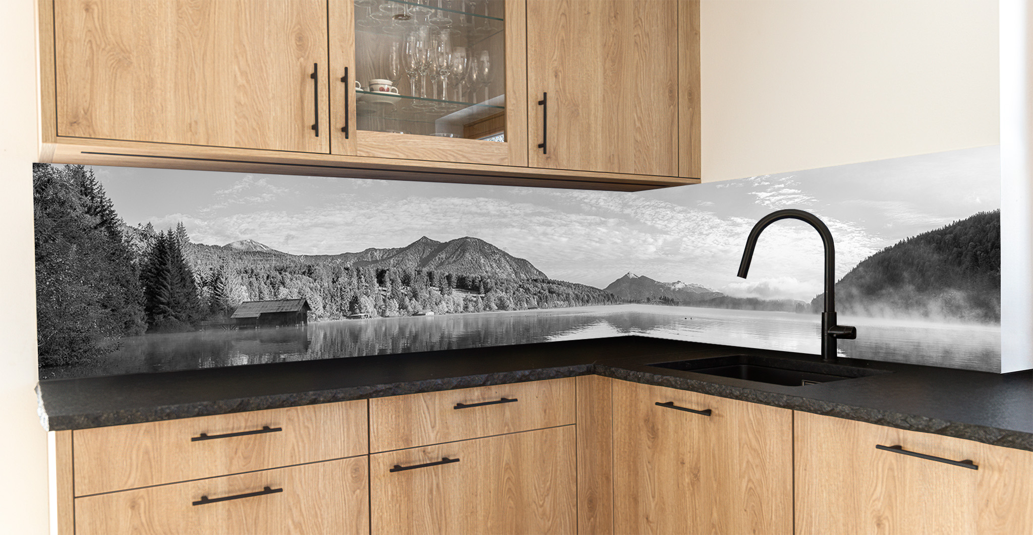 Motiv für eine Küchenrückwand - Walchensee - Herbstmorgen - schwarzweiß
