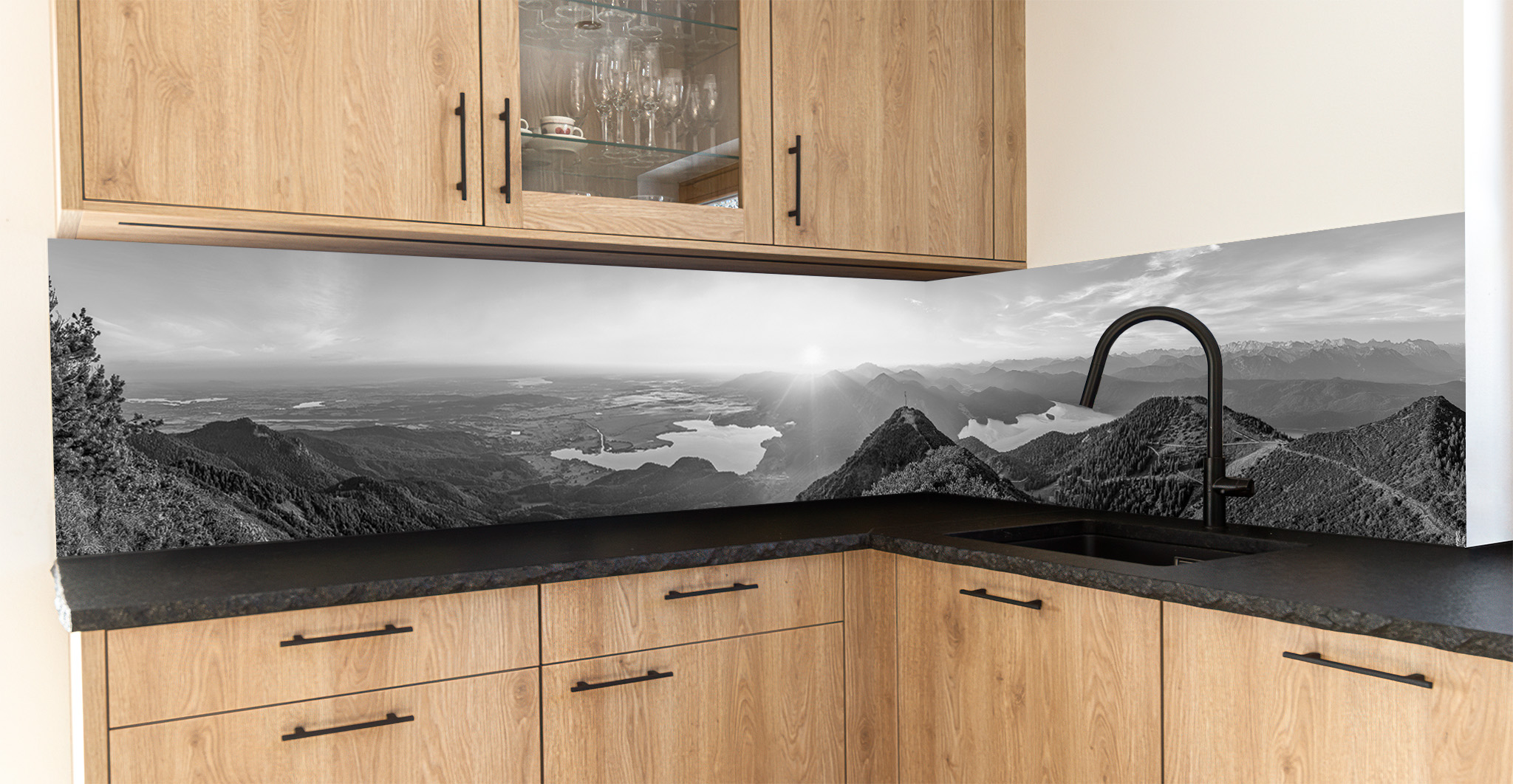 Motiv für eine Küchenrückwand - Herzogstand-Walchensee-Kochelsee-Panorama schwarz-weiß