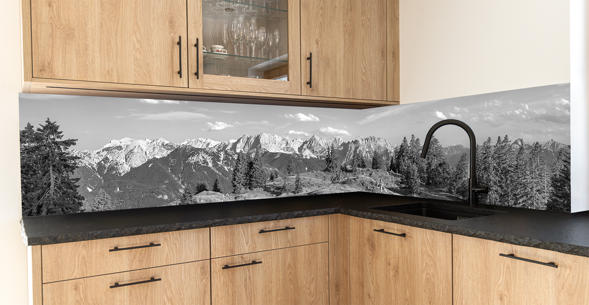 Motiv für eine Küchenrückwand - Almwiese - Karwendel und Soierngebirge Bergpanorama - Schwarz Weiß