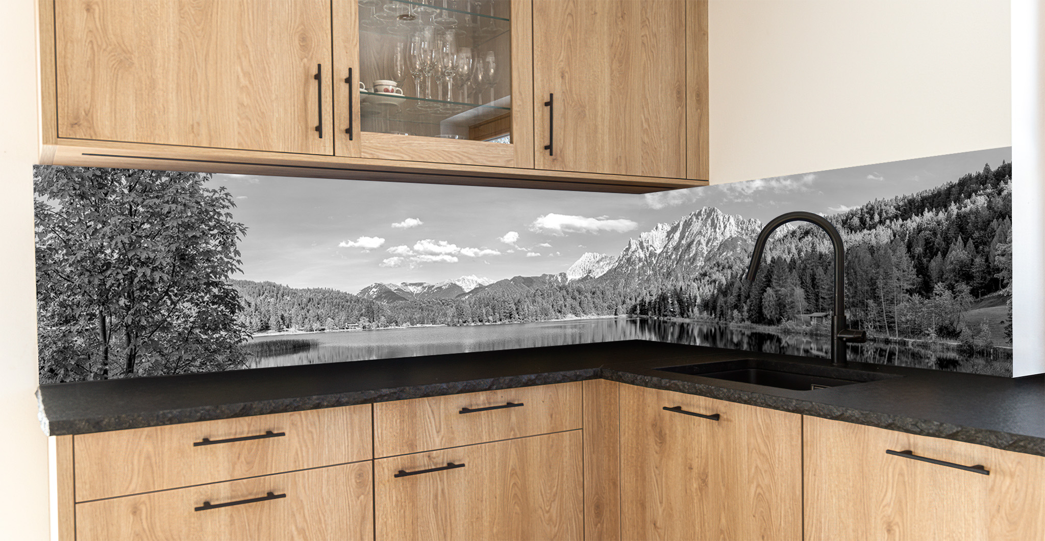 Motiv für eine Küchenrückwand - Lautersee mit Karwendel-Spiegelung schwarz weiß