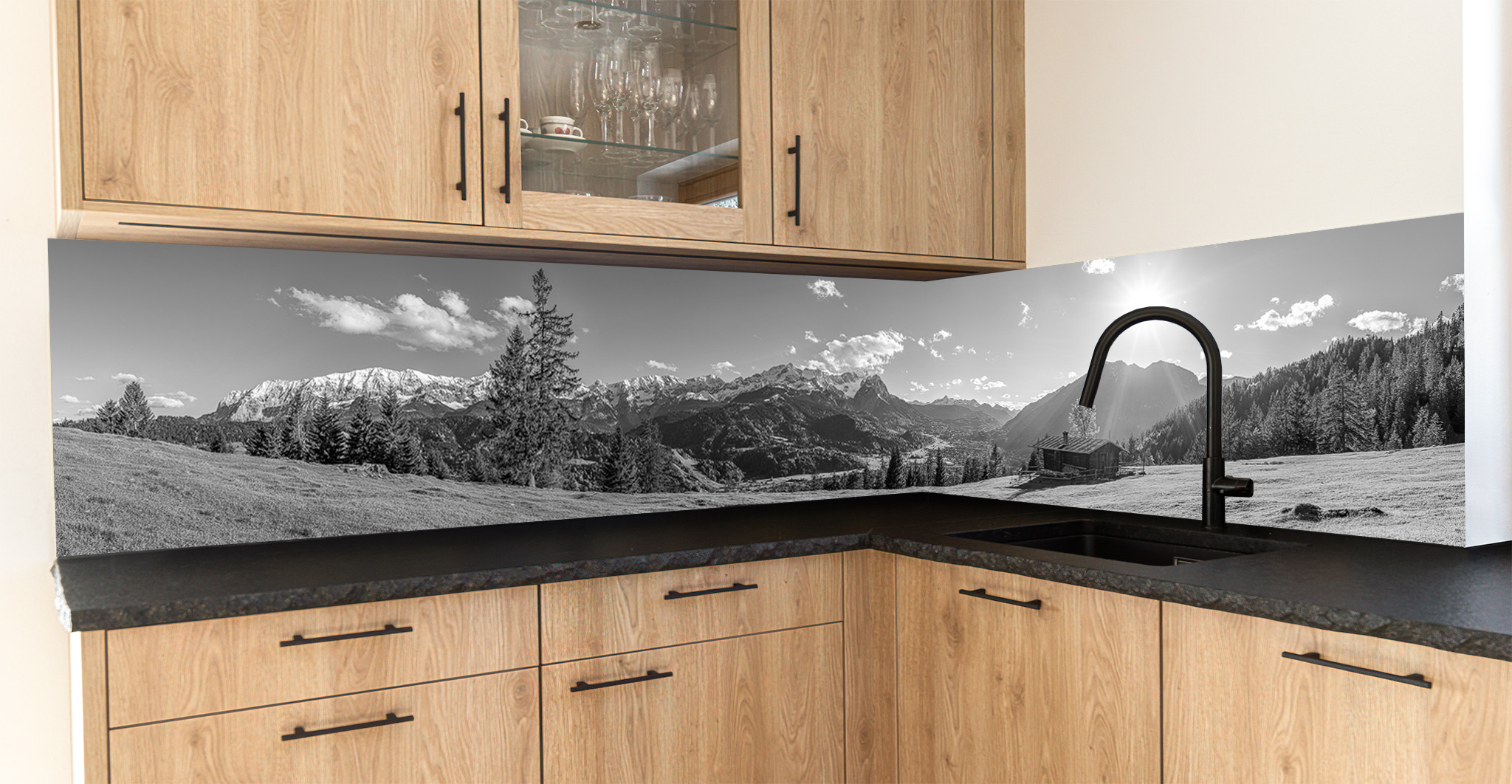 Motiv für eine Küchenrückwand - Garmisch-Partenkirchen-Bergpanorama-Zugspitze-Frühjahr schwarz-weiß