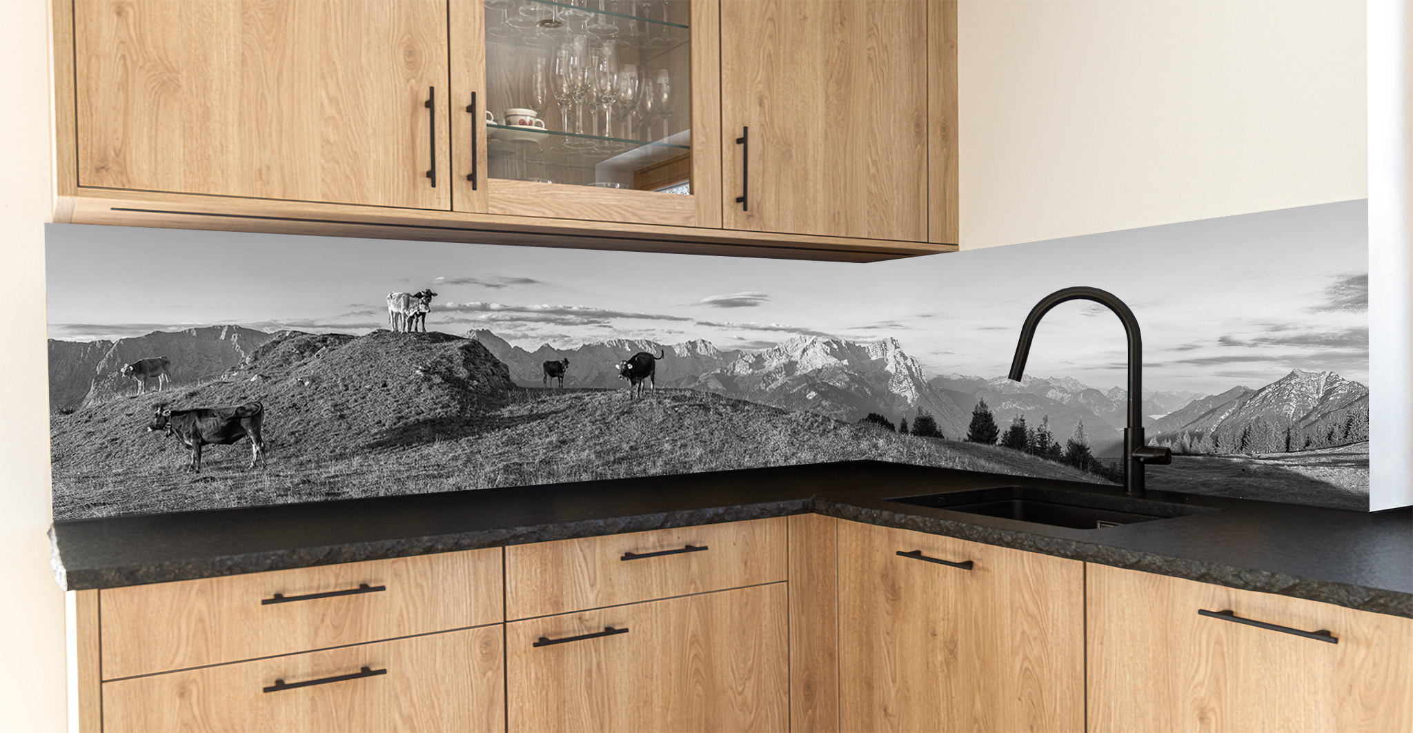 Motiv für eine Küchenrückwand - Panorama Wank-Wetterstein schwarz-weiß