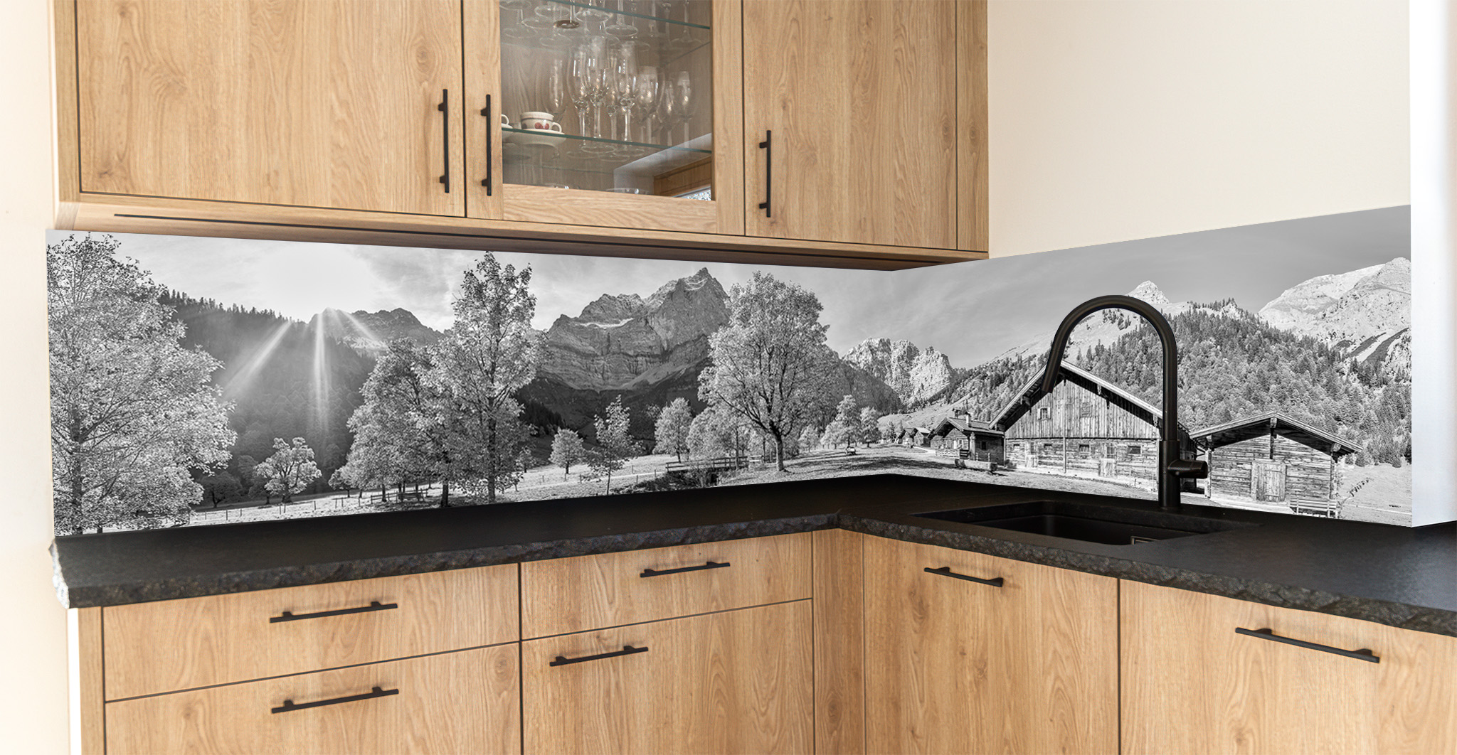 Motiv für eine Küchenrückwand - Engalm Panorama schwarz weiß