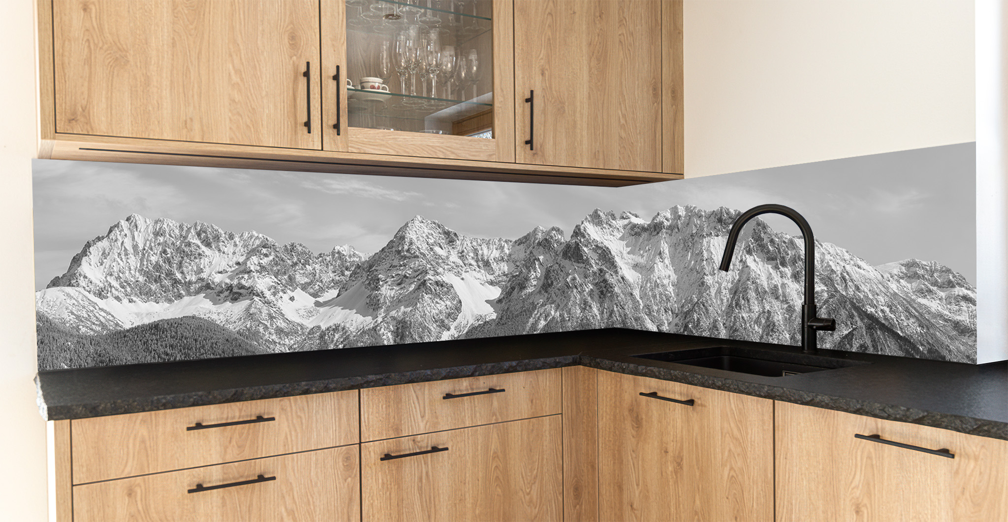 Motiv für eine Küchenrückwand - Karwendel im Winter - schwarzweiss