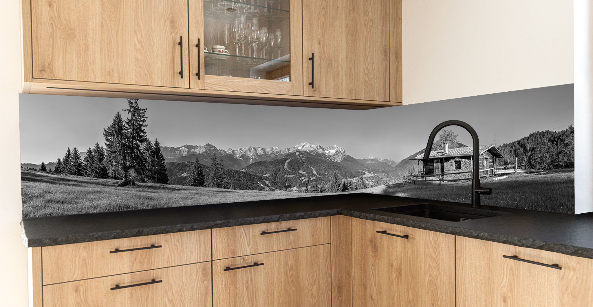 Motiv für eine Küchenrückwand - Eckenhütte am Vormittag - Panorama - schwarz-weiß