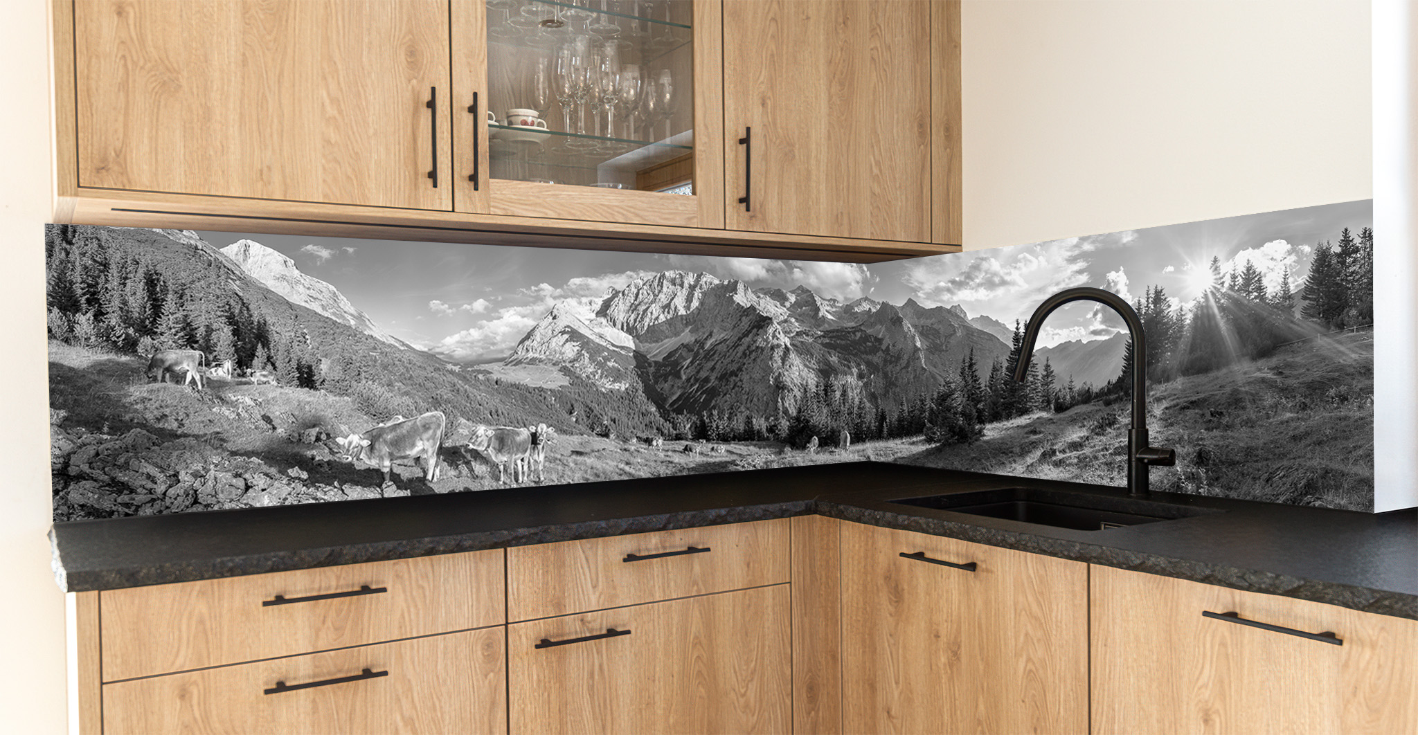 Motiv für eine Küchenrückwand - Karwendeltal Birkarspitze mit Kälbern schwarz-weiß