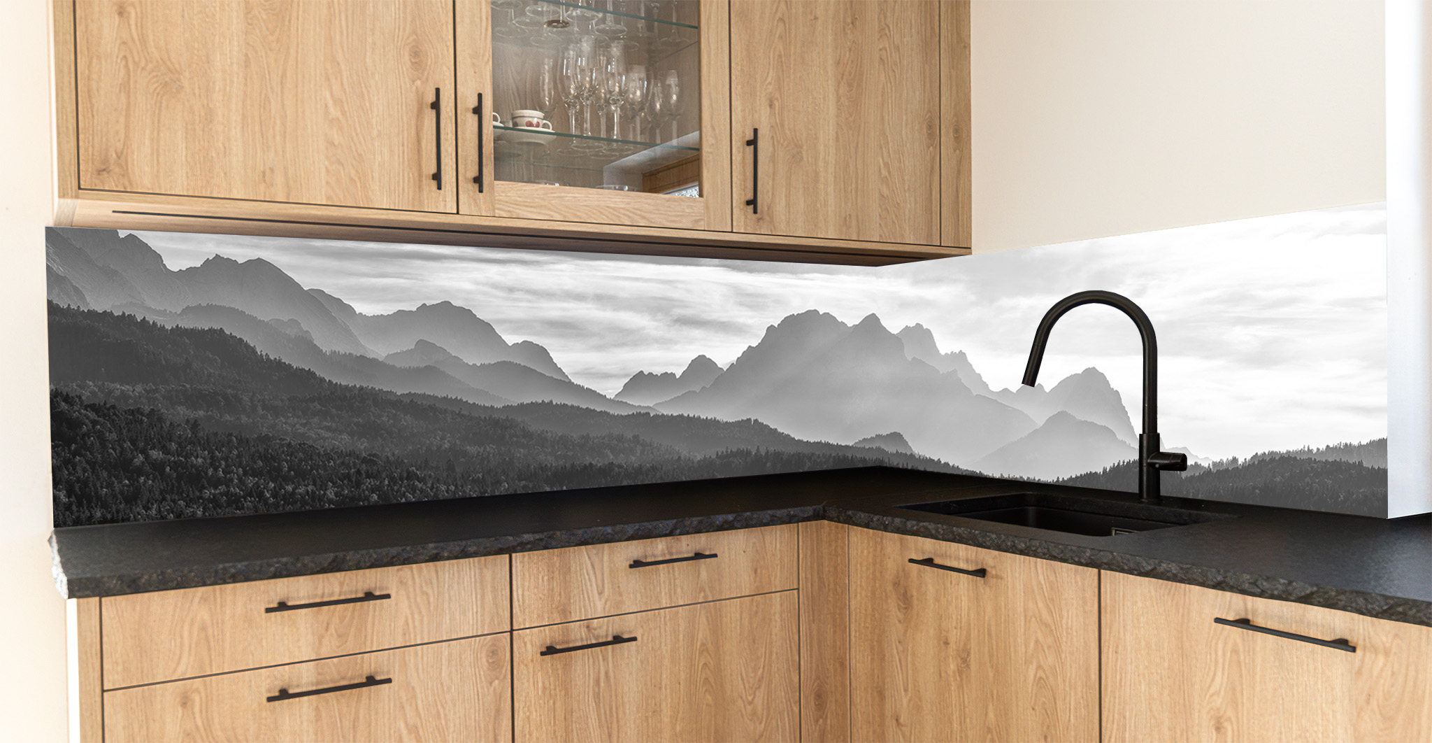 Motiv für eine Küchenrückwand - Silhouetten am Wetterstein - schwarz-weiß