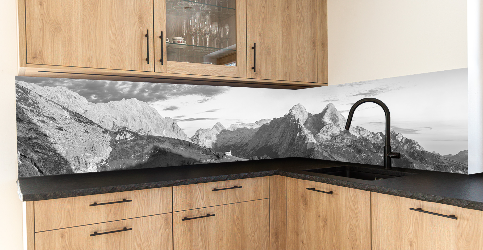 Motiv für eine Küchenrückwand - Schachen-Hochblassen-Alpspitze in in Schwarz-Weiß