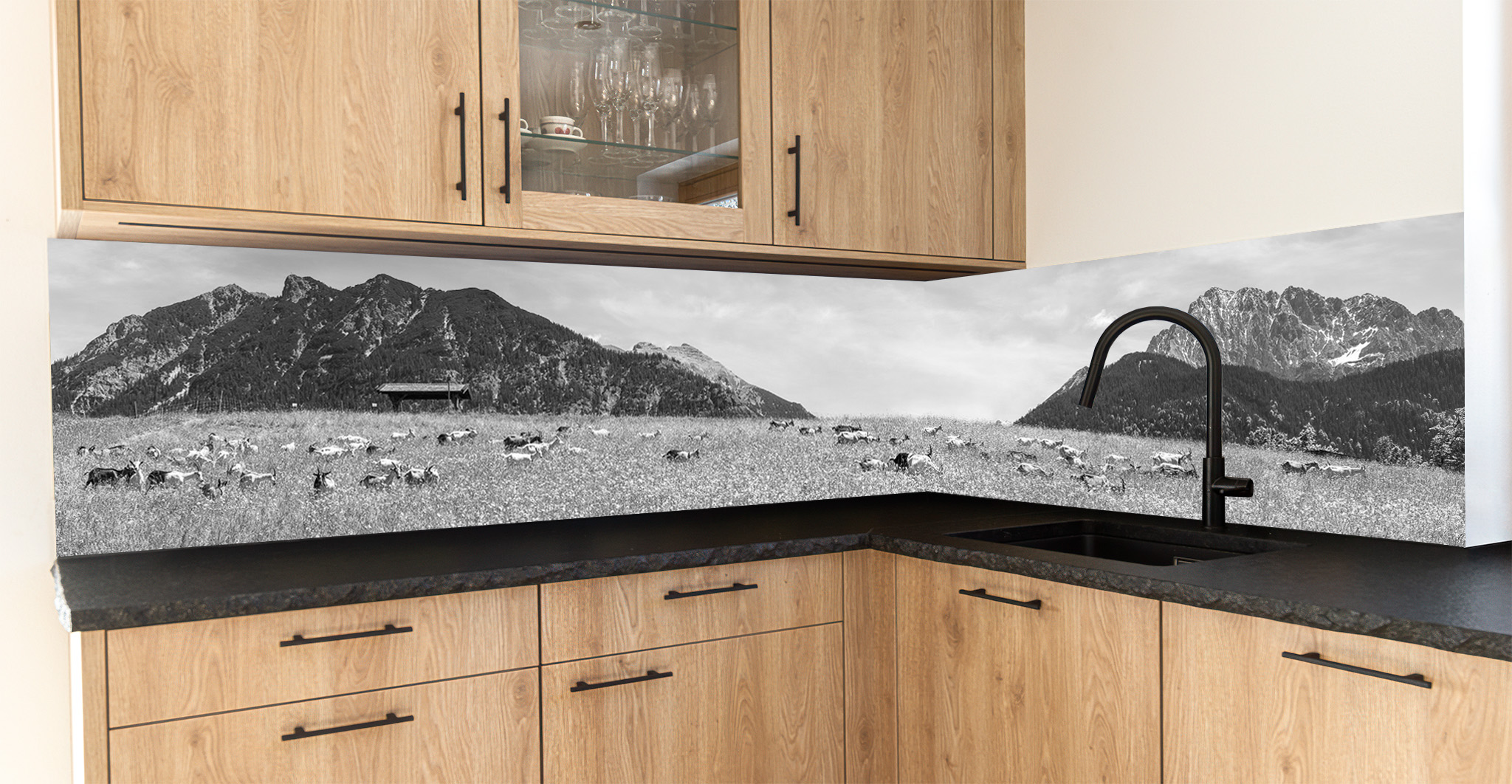 Motiv für eine Küchenrückwand - Ziegenwiese - Goaßalm Buckelwiesen schwarz-weiß