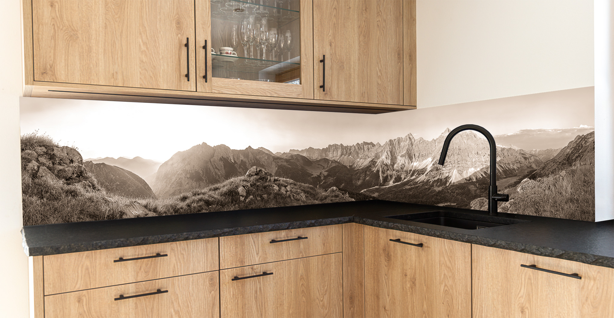 Motiv für eine Küchenrückwand - Panorama am Karwendelhauptkamm 5:1 sepia