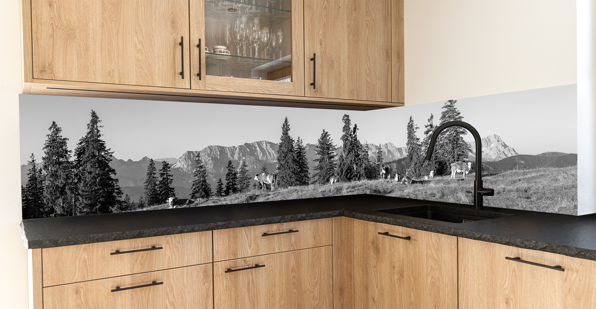 Motiv für eine Küchenrückwand - Almwiese mit Zugspitze sw