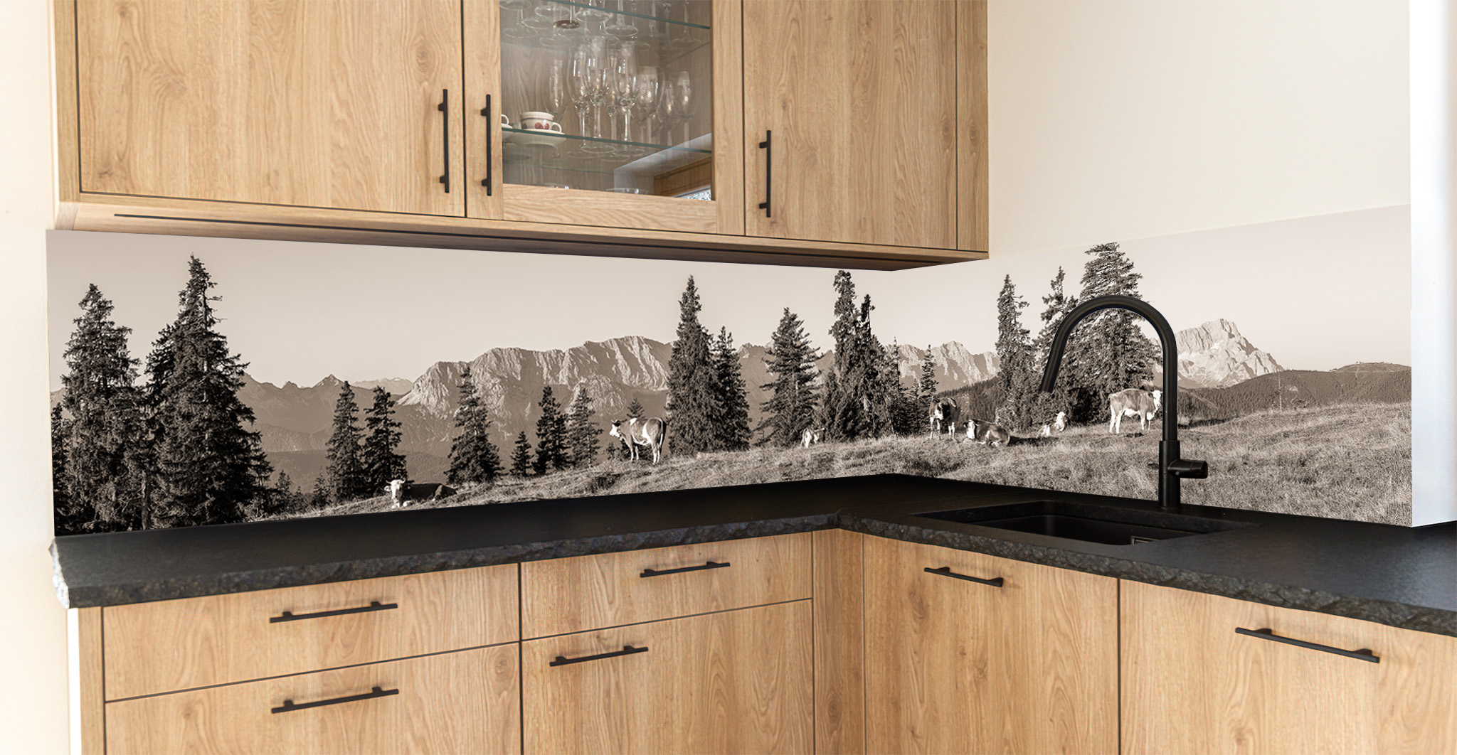 Motiv für eine Küchenrückwand - Almwiese mit Zugspitze sepia