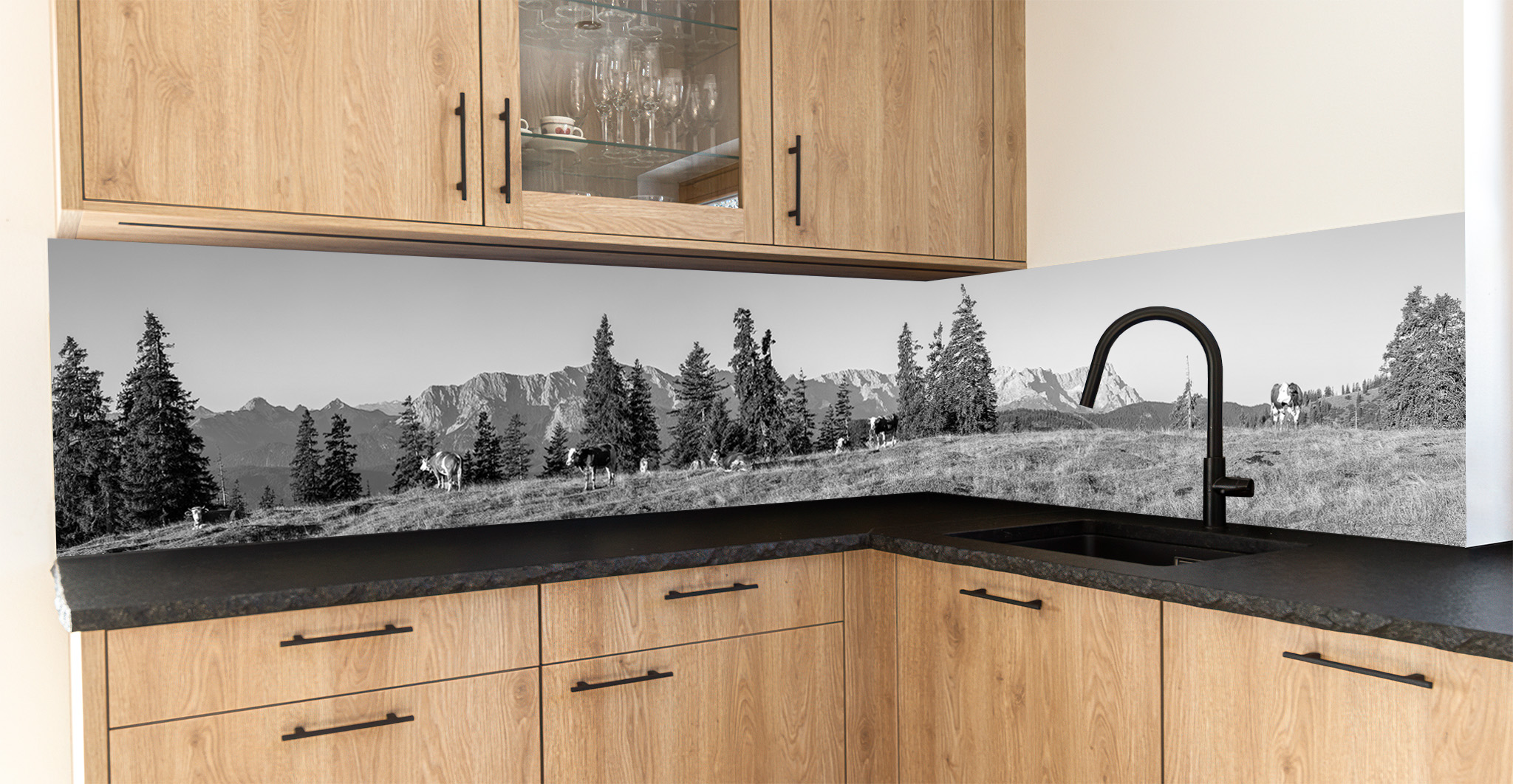 Motiv für eine Küchenrückwand - Panoramawiese auf der Alm sw