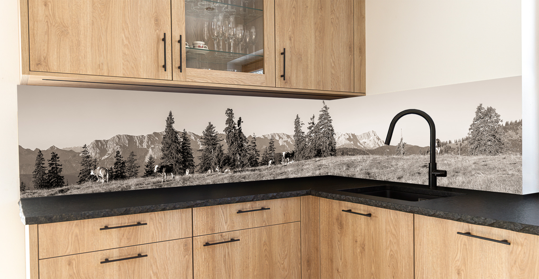 Motiv für eine Küchenrückwand - Panoramawiese auf der Alm sepia