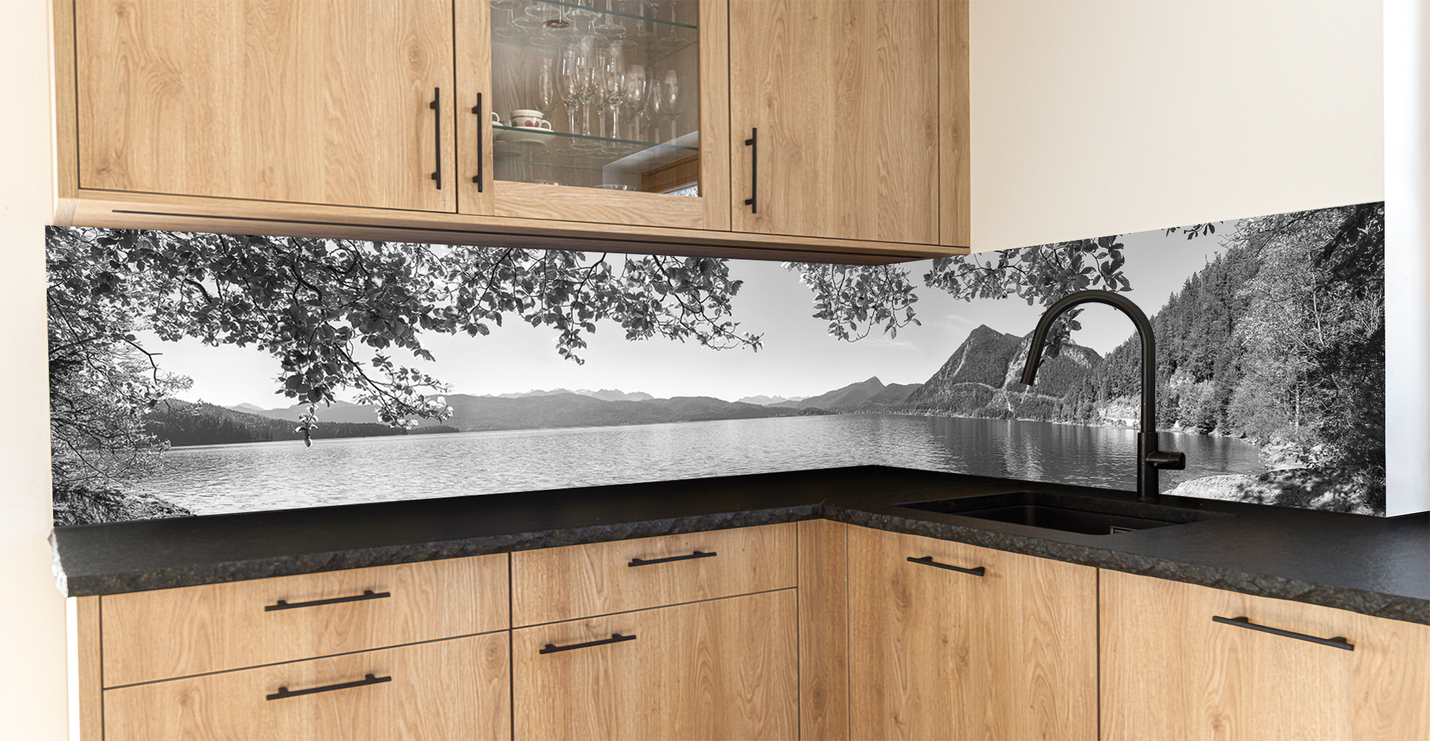 Motiv für eine Küchenrückwand - Walchensee Frühherbst Idylle schwarz-weiß