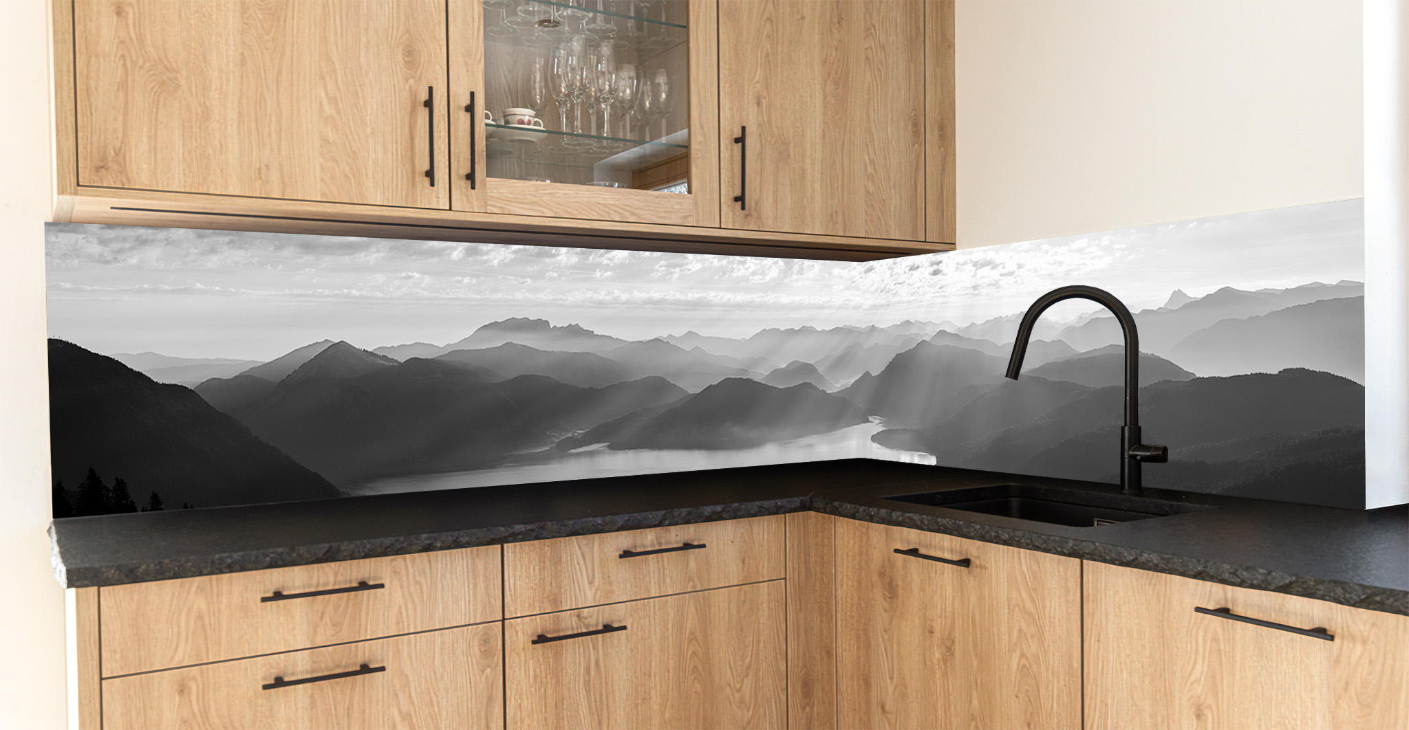 Motiv für eine Küchenrückwand - Silhouetten Walchensee Jachenau Panorama schwarz-weiß