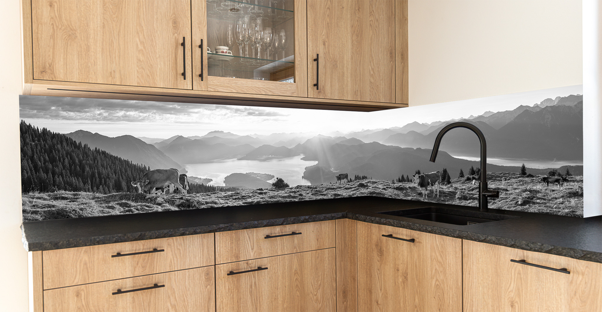 Küchenrückwand sw 329cm x 58cm - AluDibond matt foliert - sehr pflegeleicht Küchenrückwand mit Fotomotiv - Resistent gegen Fettspritzer - AluDibond matt foliert - Walchenseeblick - Kälber mit Bergsilhouetten