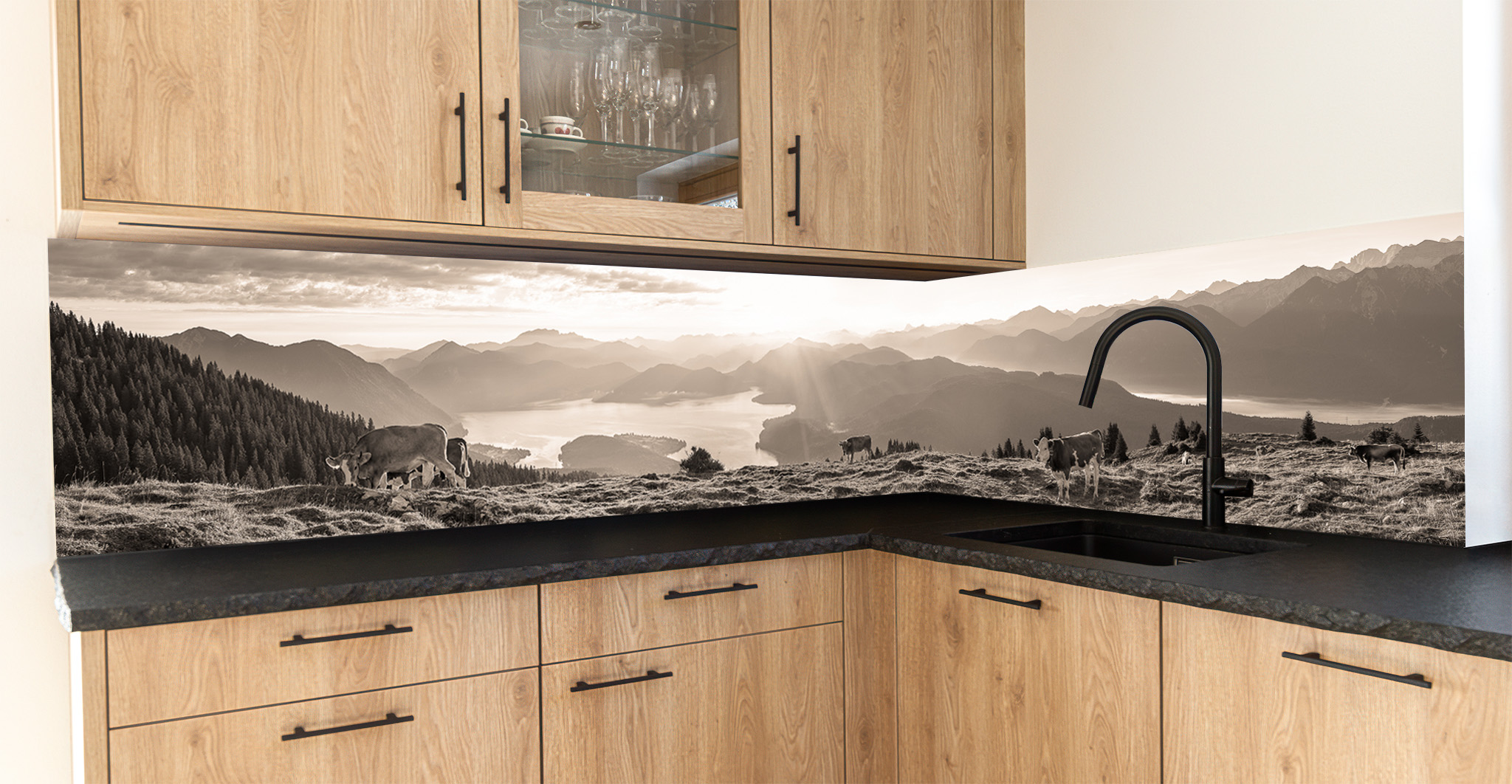 Motiv für eine Küchenrückwand - Walchenseeblick - Kälber mit Bergsilhouetten-Panorama sepia