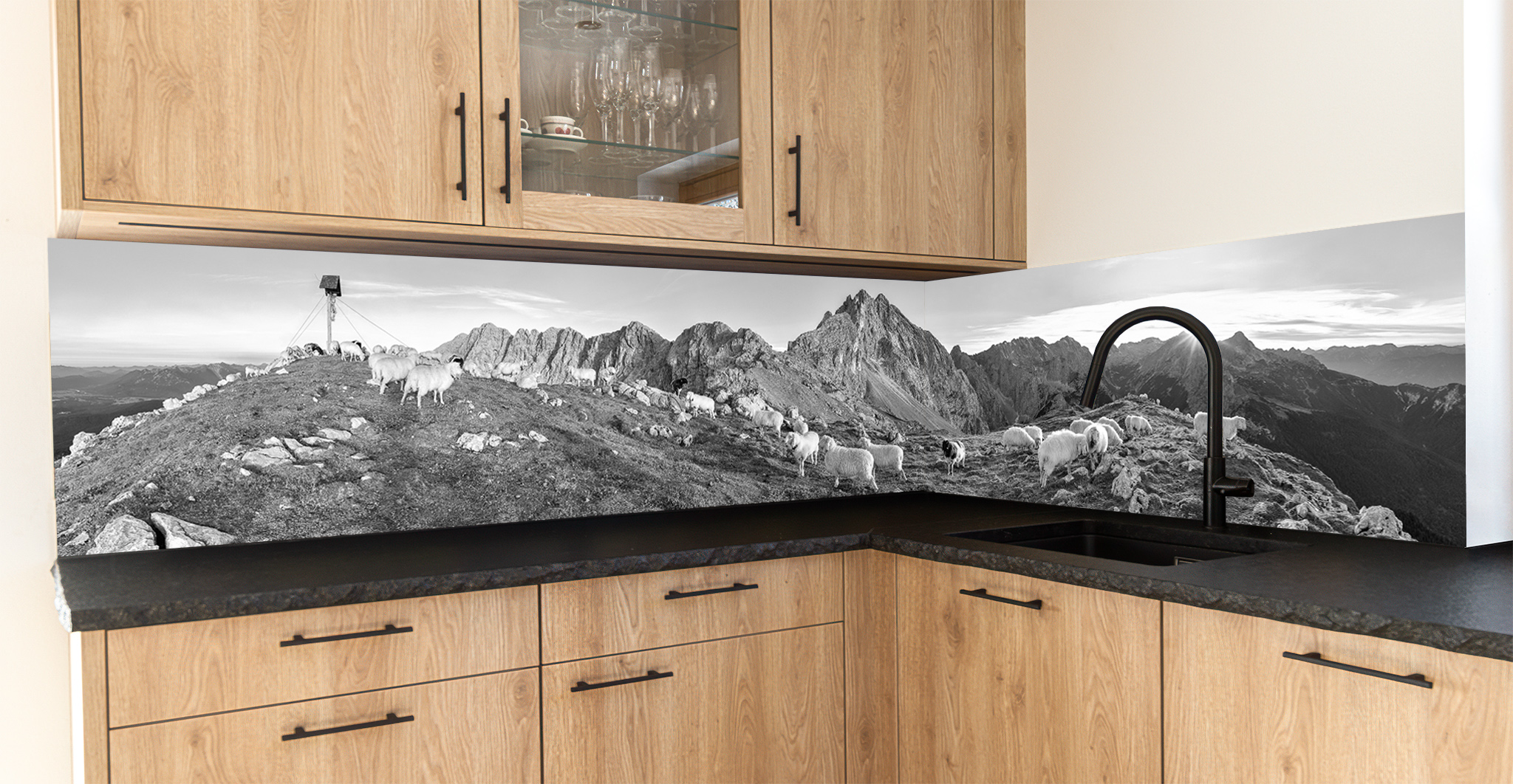 Motiv für eine Küchenrückwand - Frauenalplspitz - Panorama mit Schafen schwarz-weiß