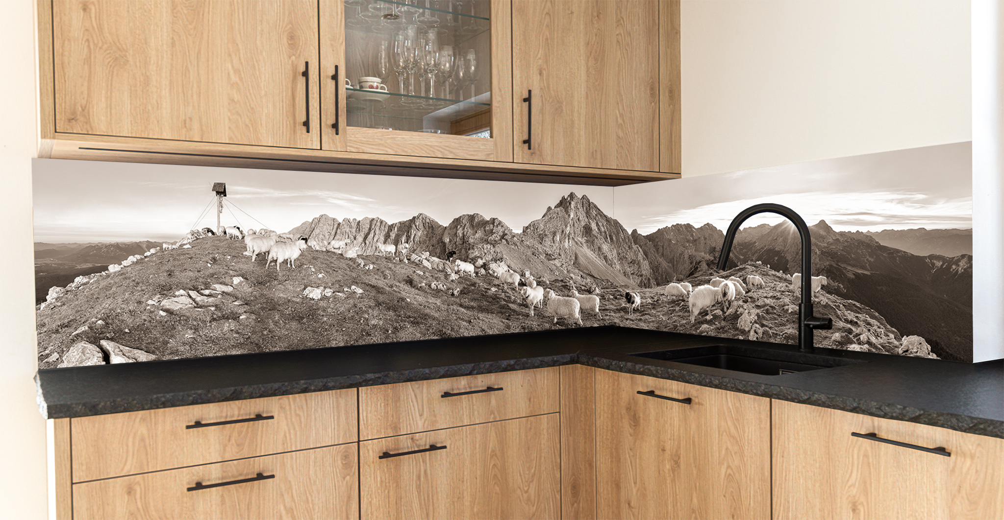 Motiv für eine Küchenrückwand - Frauenalplspitz - Panorama mit Schafen sepia