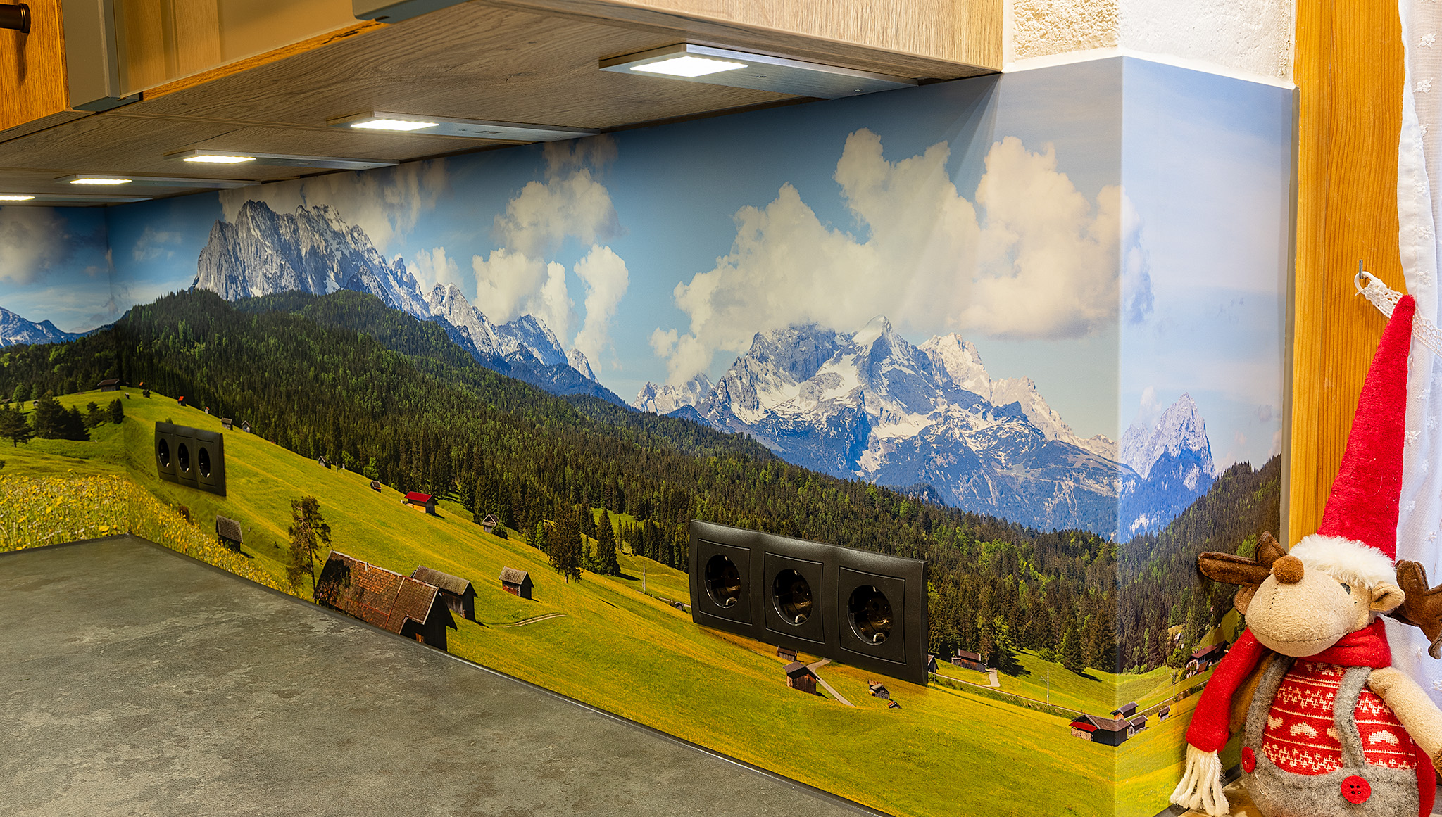 Küchenrückwand Kante in der Fensterlaibung fugenlos ohne Putzkante ums Eck gebogen