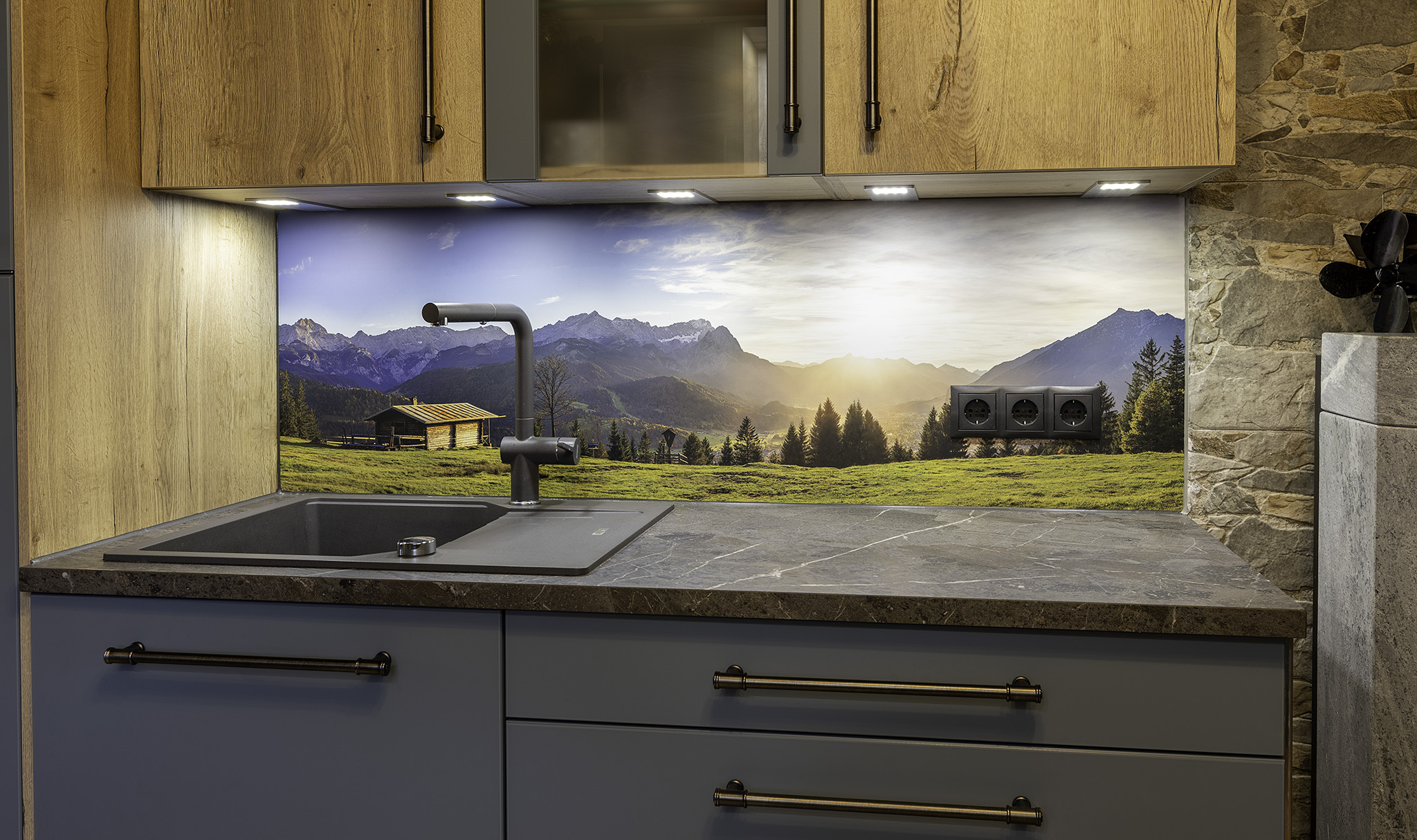 Küchenrückwand mit farbigen Fronten