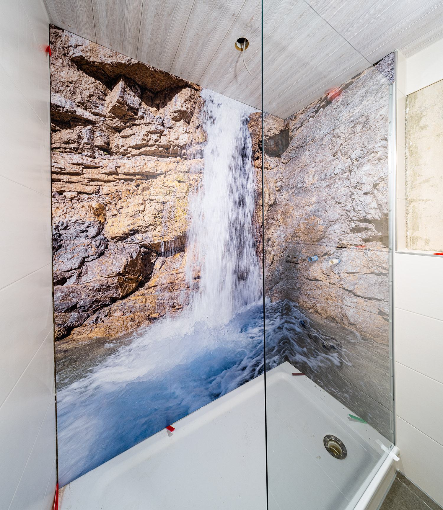 Montage einer Duschwand - Duschkabine mit Fotomotiv - Wasserfall hochauflösend